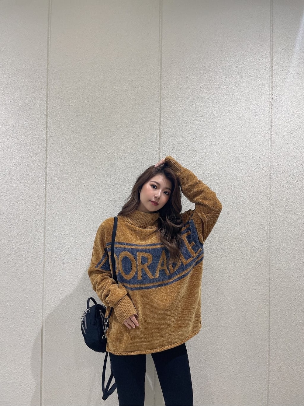 その他のデニムパンツ、ブラック系のブーツ、イエロー系のニット/セーターを着用したレディースの秋コーディネートの6枚目の写真