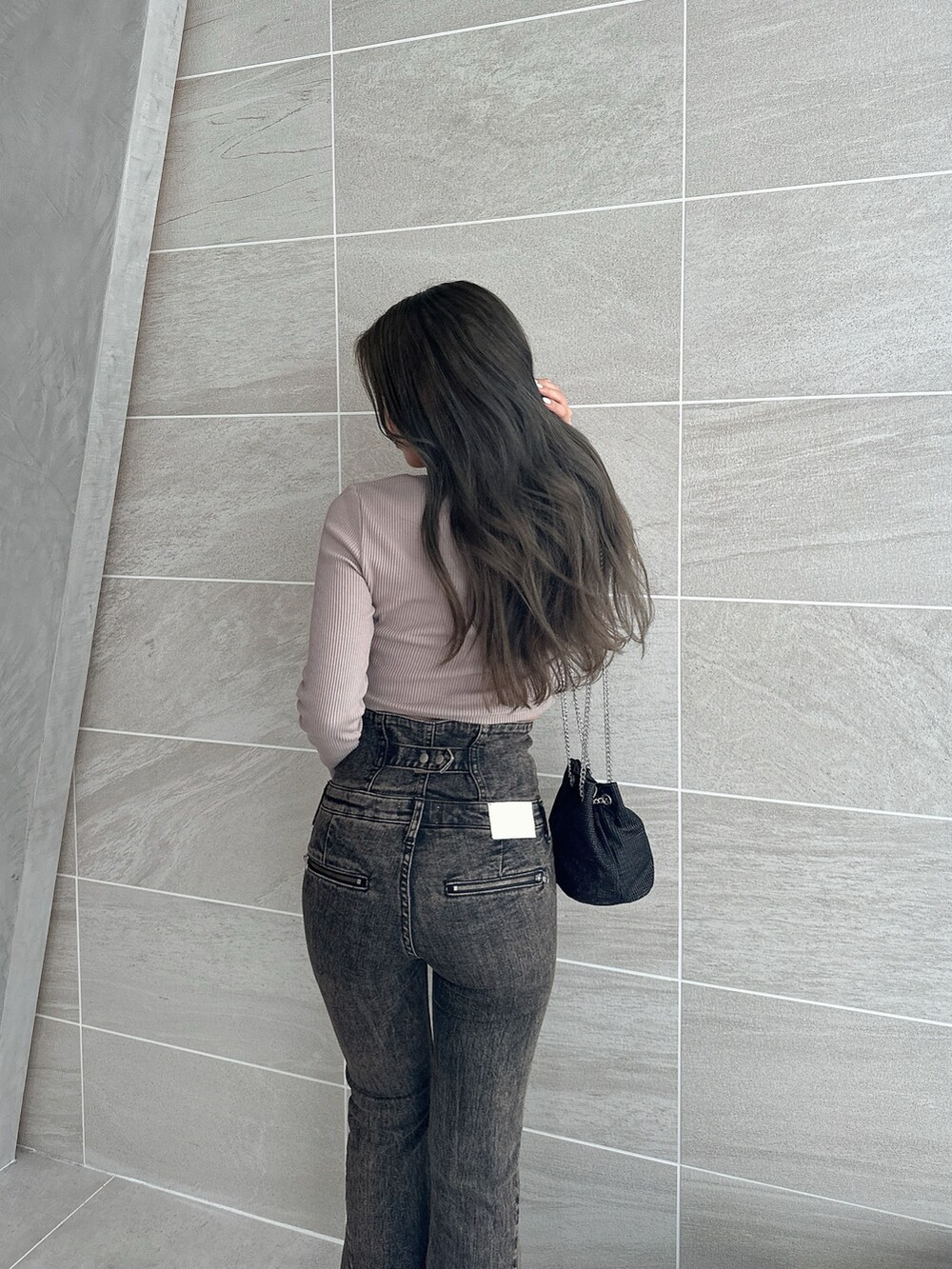 ベージュ系のTシャツ/カットソー、ブラック系のデニムパンツ、ブラック系のパンプスを着用したレディースの夏コーディネートの5枚目の写真