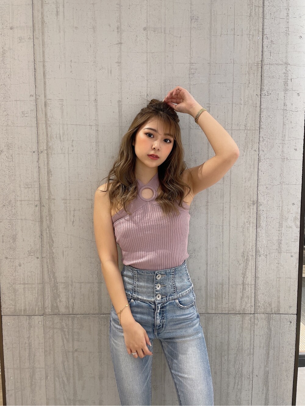 ブルー系のデニムパンツ、ピンク系のタンクトップを着用したレディースの春コーディネートの4枚目の写真