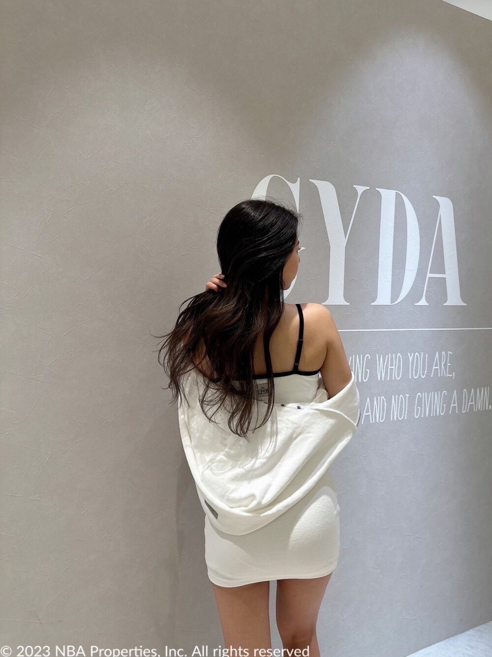 ホワイト系のワンピース、ホワイト系のパーカーを着用したレディースの夏コーディネートの3枚目の写真