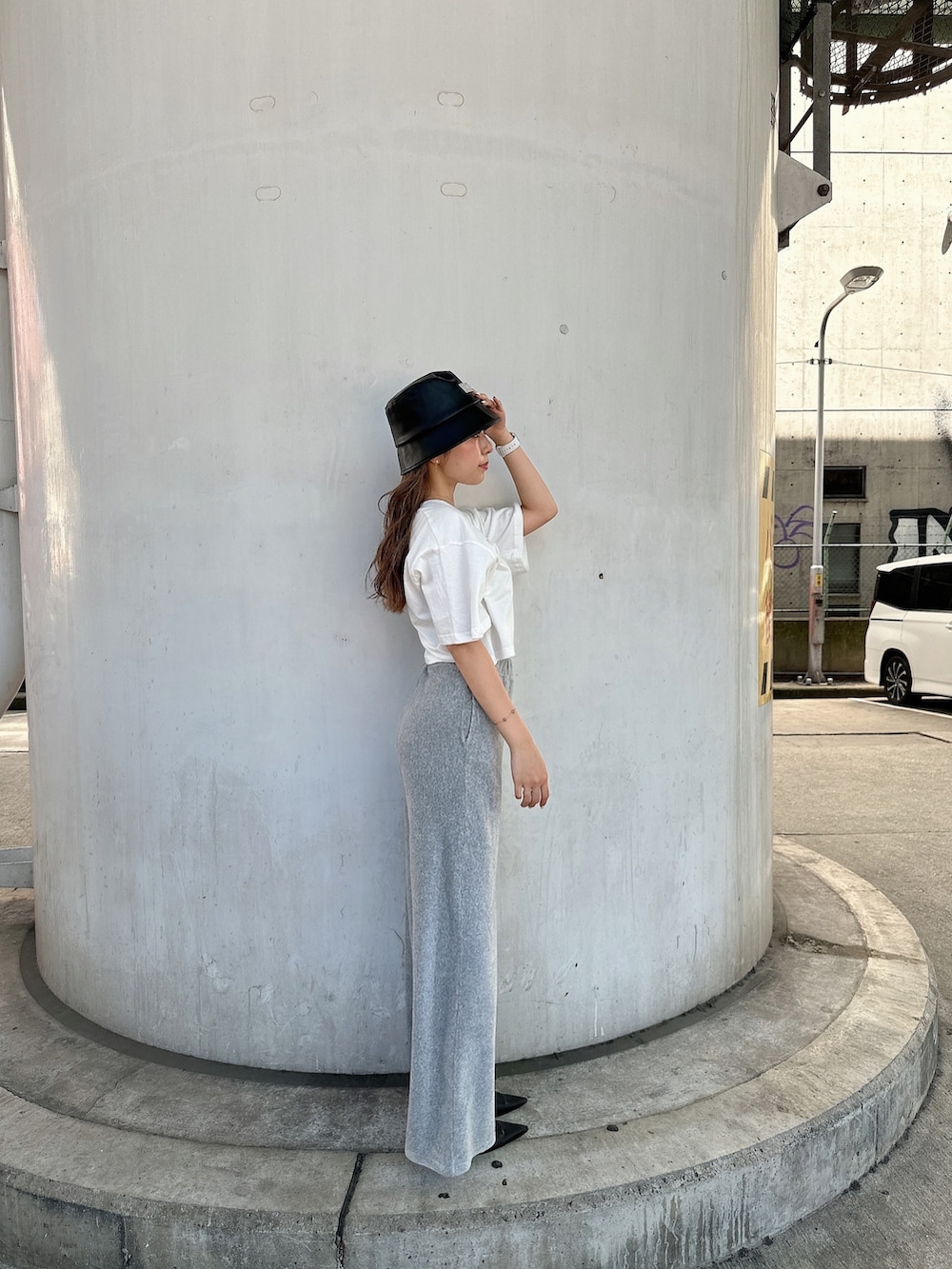 ホワイト系のTシャツ/カットソー、ブラック系のスウェットパンツ、ブラック系のパンプスを着用したレディースの夏コーディネートの2枚目の写真