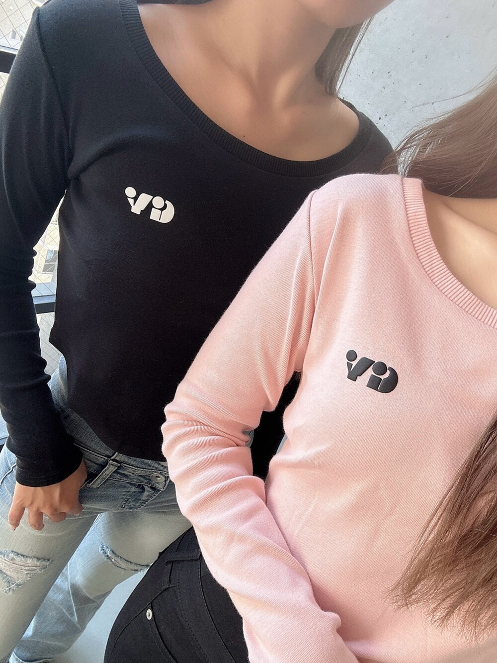 ピンク系のTシャツ/カットソー、ブラック系のデニムパンツ、その他のキャスケットを着用したレディースの秋コーディネートの5枚目の写真