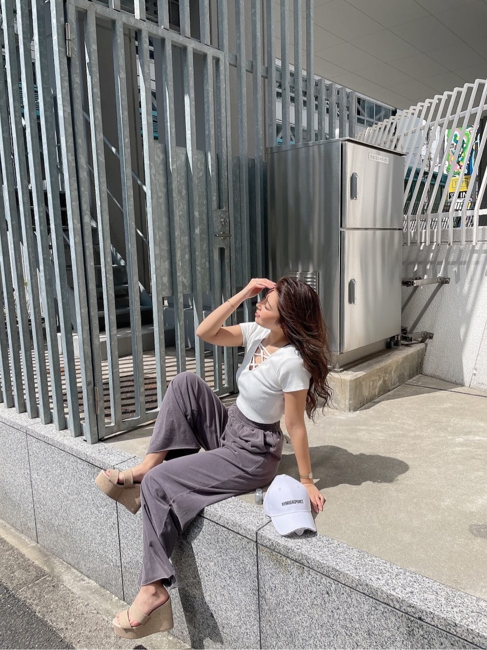 ブルー系のデニムジャケット、グレー系のその他パンツ、ホワイト系のTシャツ/カットソーを着用したレディースの春コーディネートの4枚目の写真