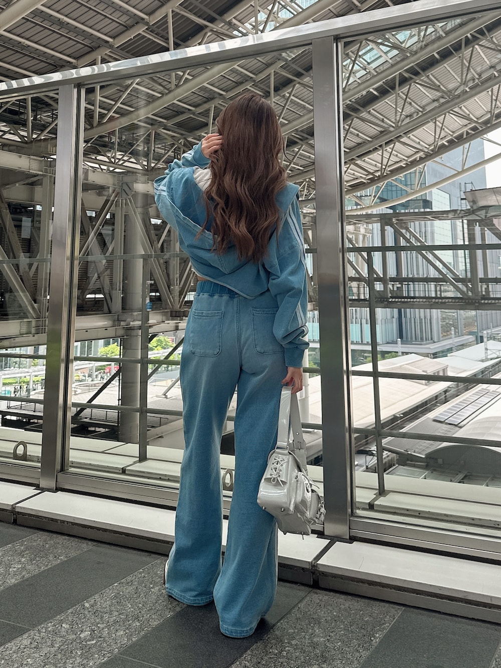 ブルー系のその他パンツ、ホワイト系のTシャツ/カットソー、ブルー系のブルゾンを着用したレディースの春コーディネートの3枚目の写真