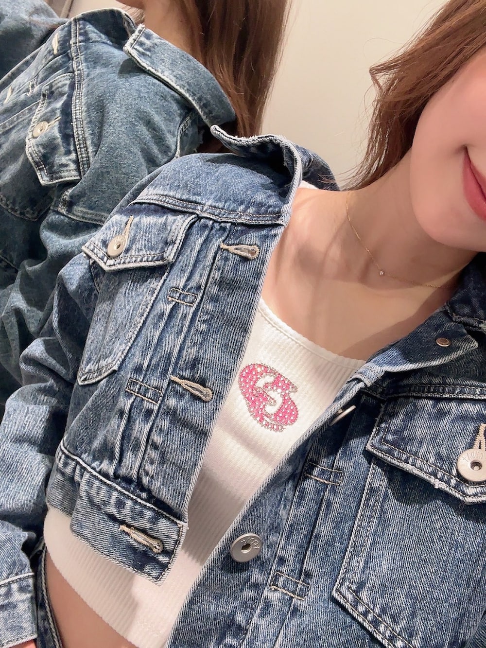 ブルー系のデニムジャケット、ブルー系のデニムスカート、ホワイト系のTシャツ/カットソーを着用したレディースの春コーディネートの3枚目の写真