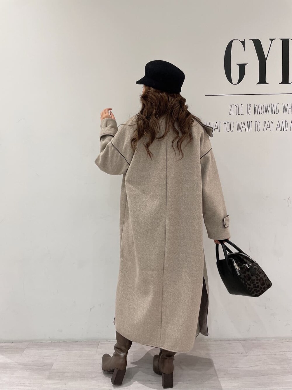 ブラウン系のブーツ、ブルー系のデニムパンツ、ホワイト系のTシャツ/カットソーを着用したレディースの秋コーディネートの5枚目の写真