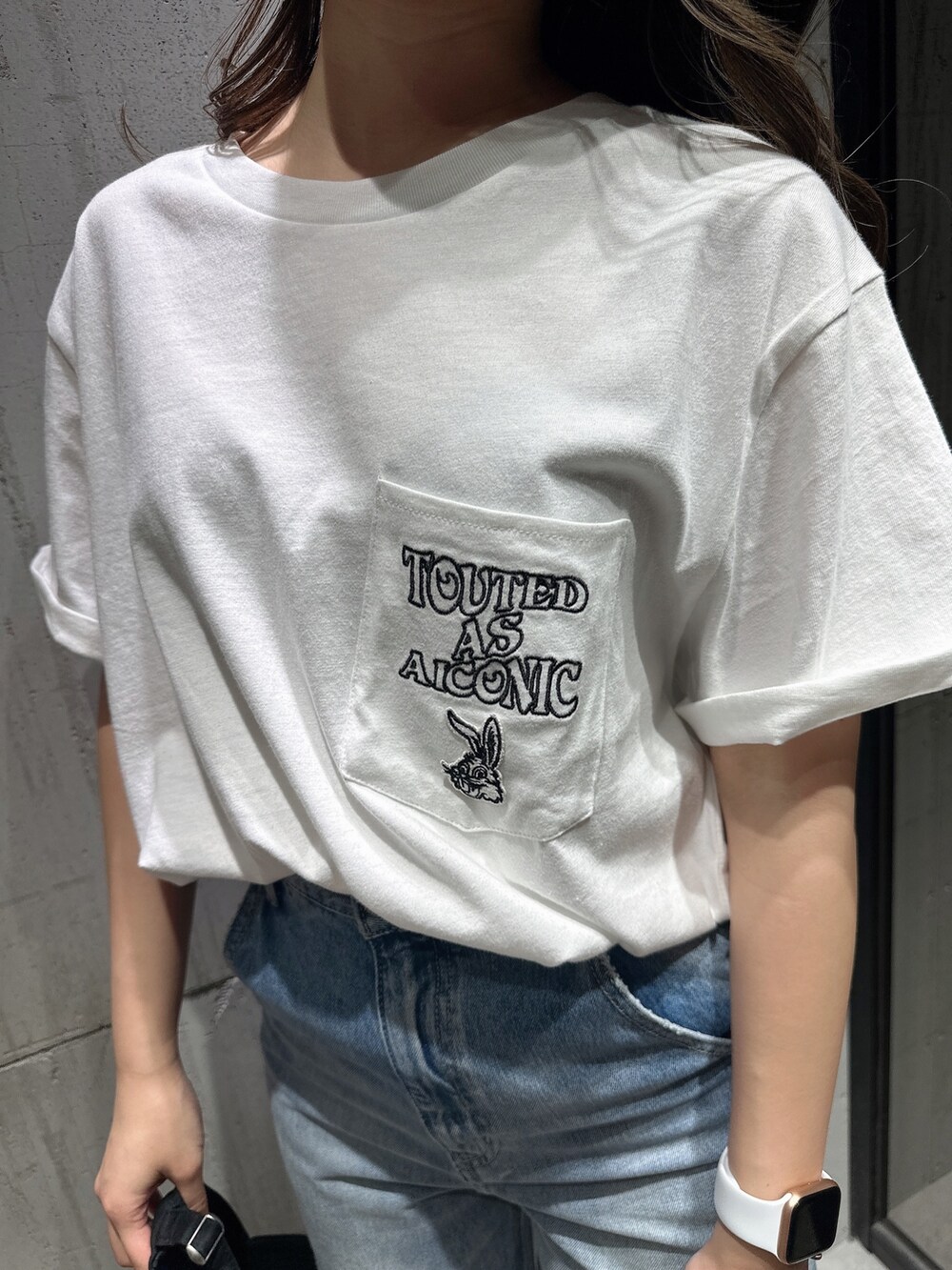 ブルー系のデニムパンツ、ホワイト系のサンダルを着用したレディースの夏コーディネートの8枚目の写真