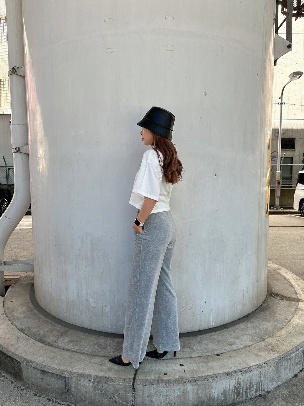 ホワイト系のTシャツ/カットソー、ブラック系のスウェットパンツ、ブラック系のパンプスを着用したレディースの夏コーディネートの5枚目の写真