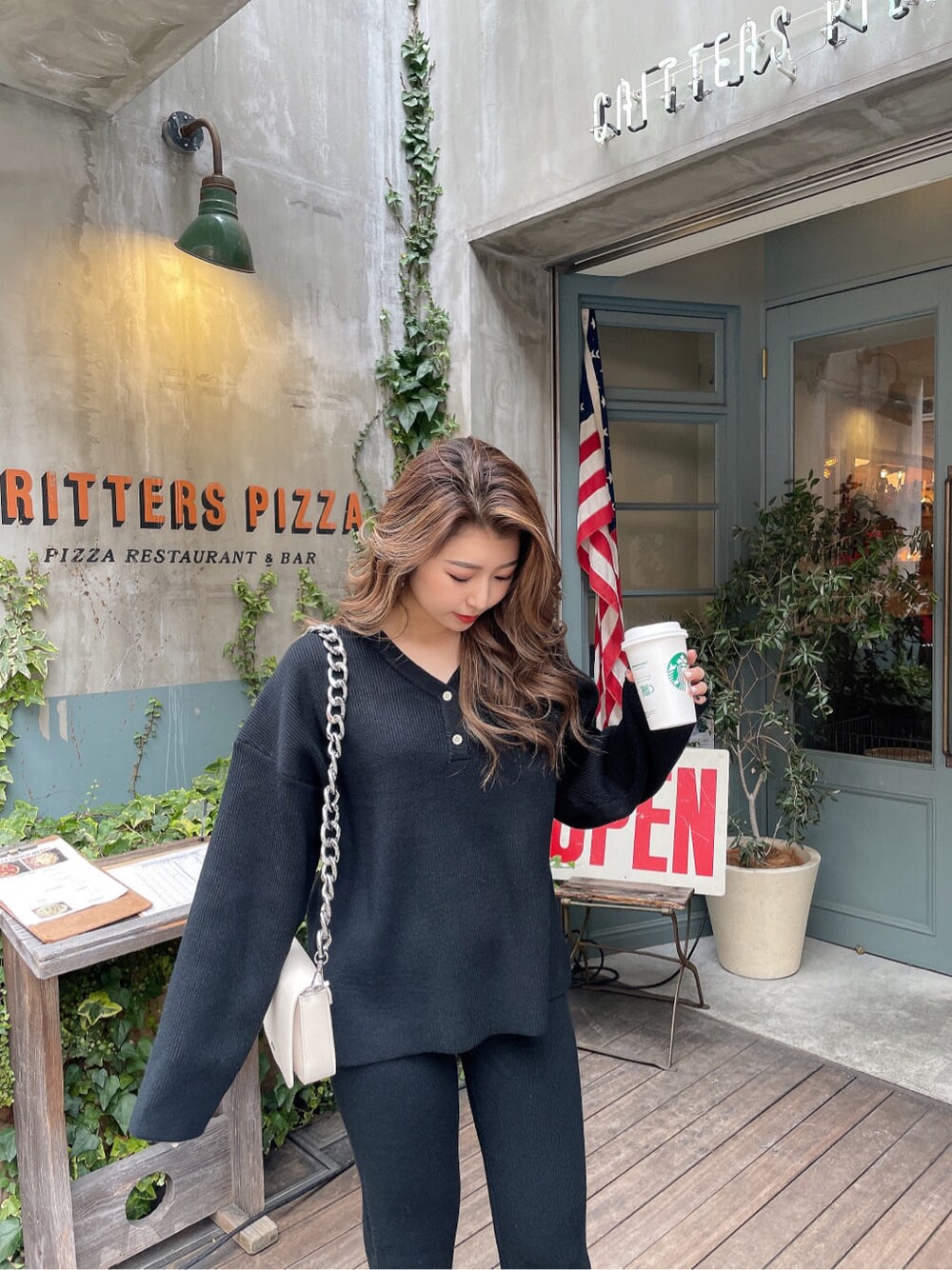 ホワイト系のショルダーバッグ、ブラック系のパンプス、ブラック系のその他パンツを着用したレディースの冬コーディネートの5枚目の写真