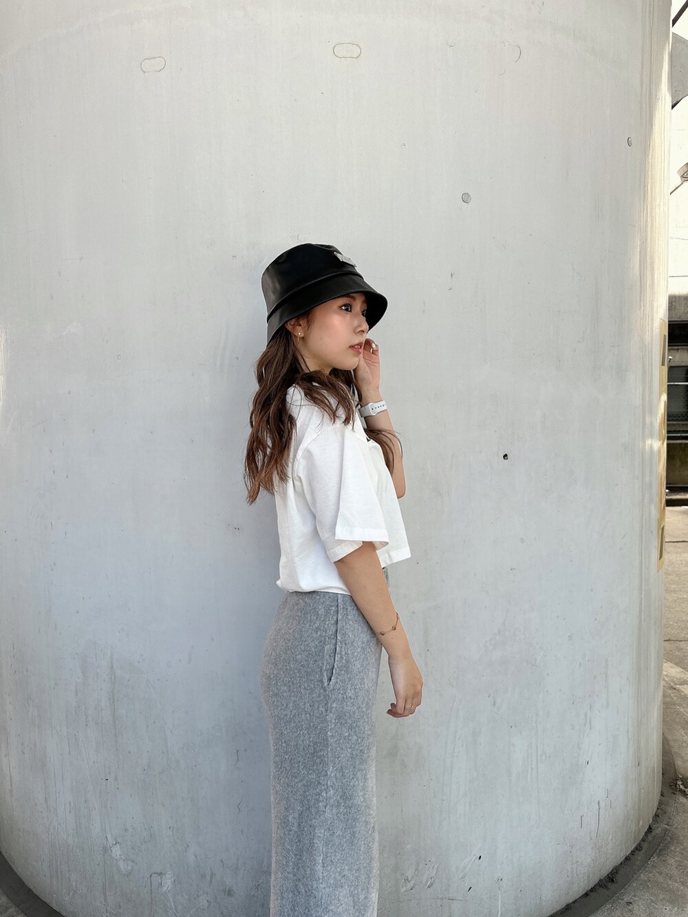 ホワイト系のTシャツ/カットソー、ブラック系のスウェットパンツ、ブラック系のパンプスを着用したレディースの夏コーディネートの7枚目の写真