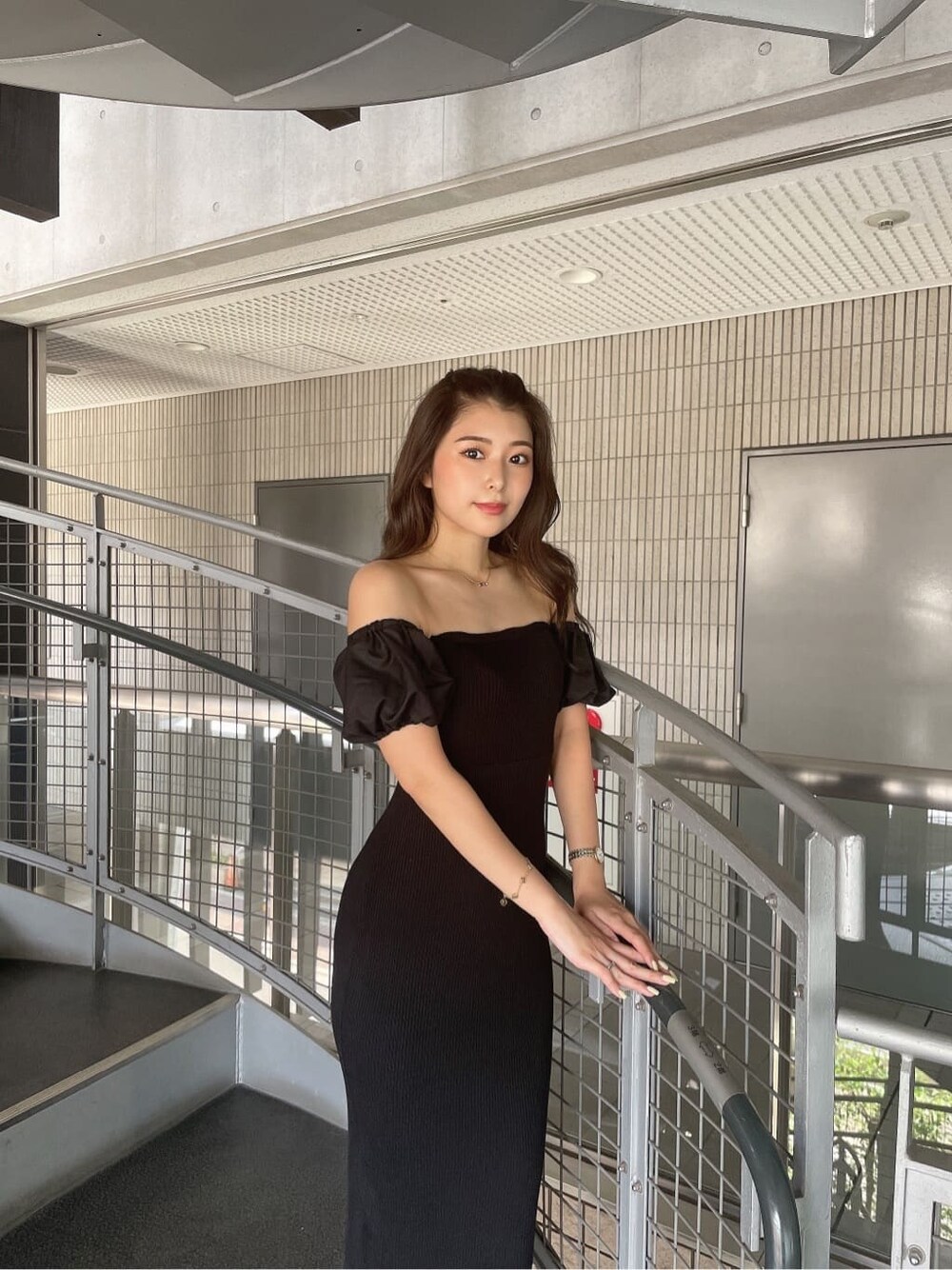 ブラック系のワンピース、ホワイト系のハットを着用したレディースの夏コーディネートの5枚目の写真