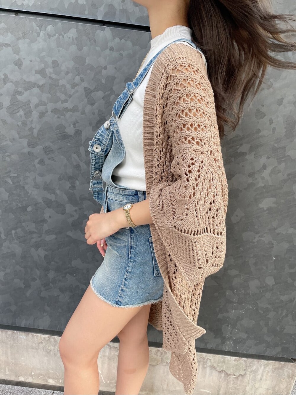 ブルー系のサロペット/オーバーオール、ホワイト系のニット/セーター、ベージュ系のカーディガン/ボレロを着用したレディースの夏コーディネートの5枚目の写真