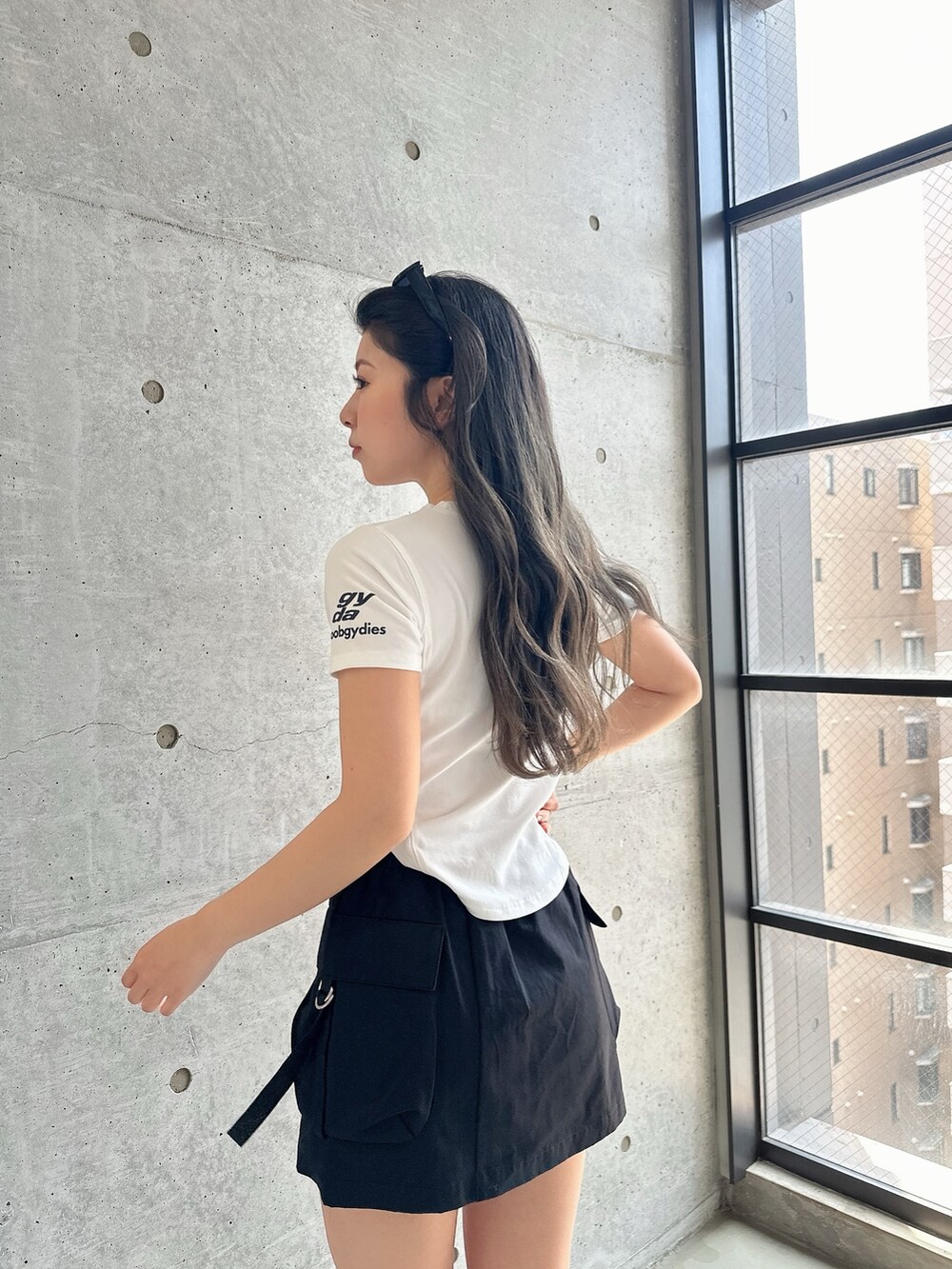 ホワイト系のTシャツ/カットソー、ブラック系のカーゴパンツ、ブラック系のサンダルを着用したレディースの夏コーディネートの6枚目の写真