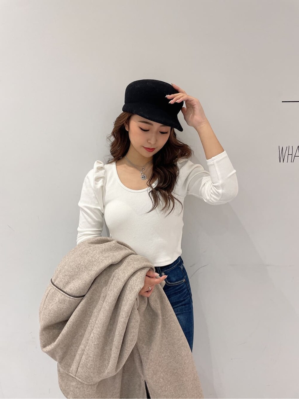 ブラウン系のブーツ、ブルー系のデニムパンツ、ホワイト系のTシャツ/カットソーを着用したレディースの秋コーディネートの9枚目の写真