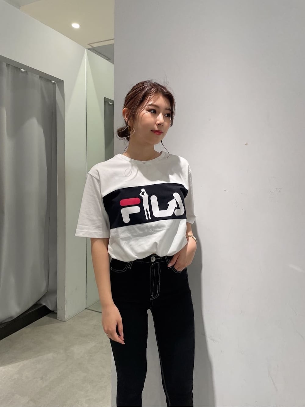 ブラック系のデニムパンツ、その他のサンダル、ホワイト系のTシャツ/カットソーを着用したレディースの春コーディネートの4枚目の写真