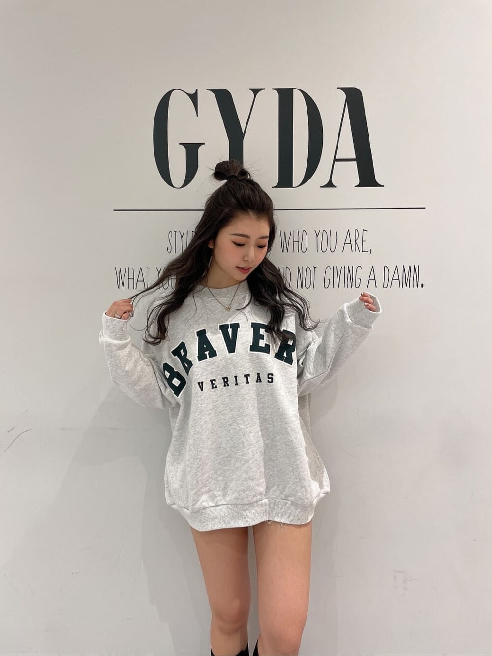 ブラック系のその他シューズ、ブルー系のデニムパンツ、グレー系のTシャツ/カットソーを着用したレディースの春コーディネートの6枚目の写真