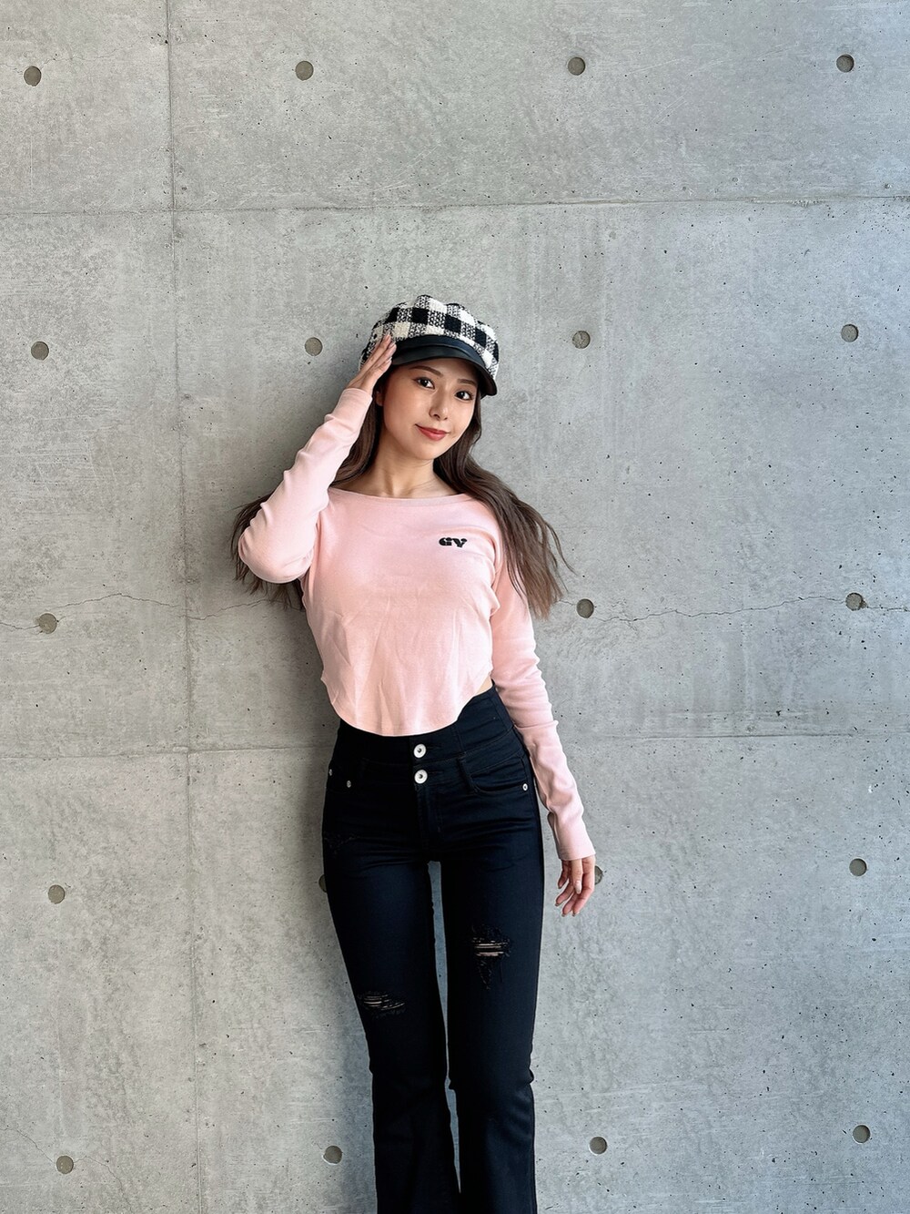 ピンク系のTシャツ/カットソー、ブラック系のデニムパンツ、その他のキャスケットを着用したレディースの秋コーディネートの2枚目の写真