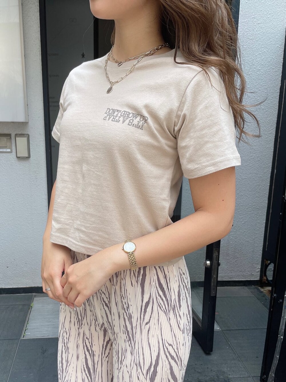 ベージュ系のサンダル、ホワイト系のその他パンツ、ベージュ系のTシャツ/カットソーを着用したレディースの夏コーディネートの5枚目の写真
