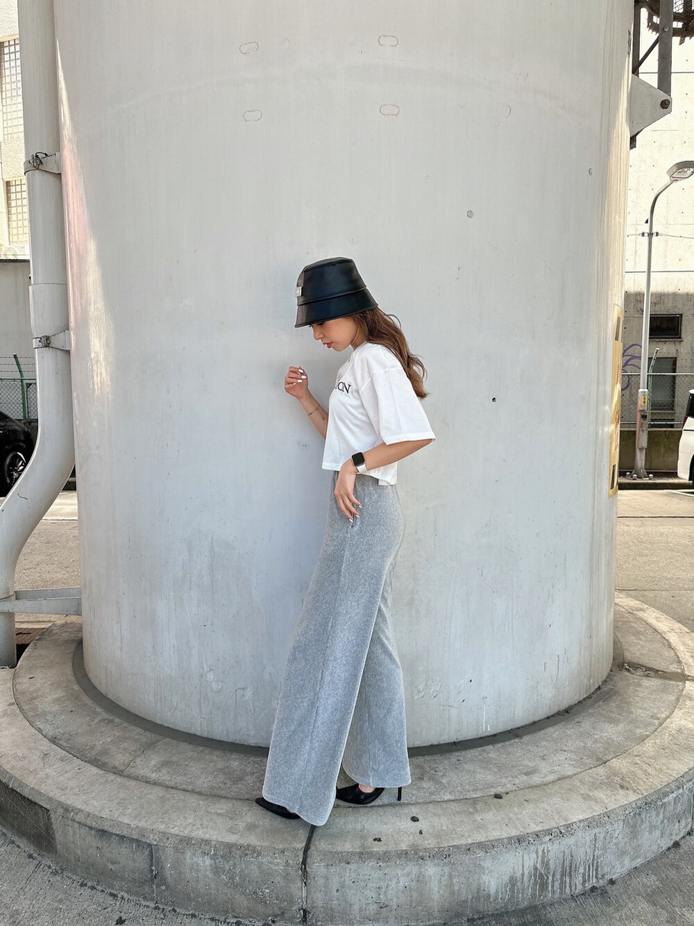 ホワイト系のTシャツ/カットソー、ブラック系のスウェットパンツ、ブラック系のパンプスを着用したレディースの夏コーディネートの4枚目の写真