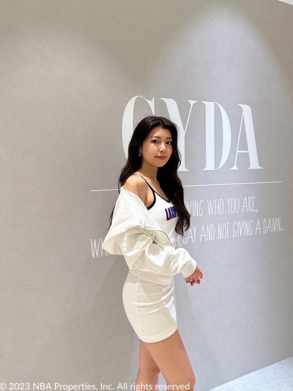 ホワイト系のワンピース、ホワイト系のパーカーを着用したレディースの夏コーディネートの2枚目の写真