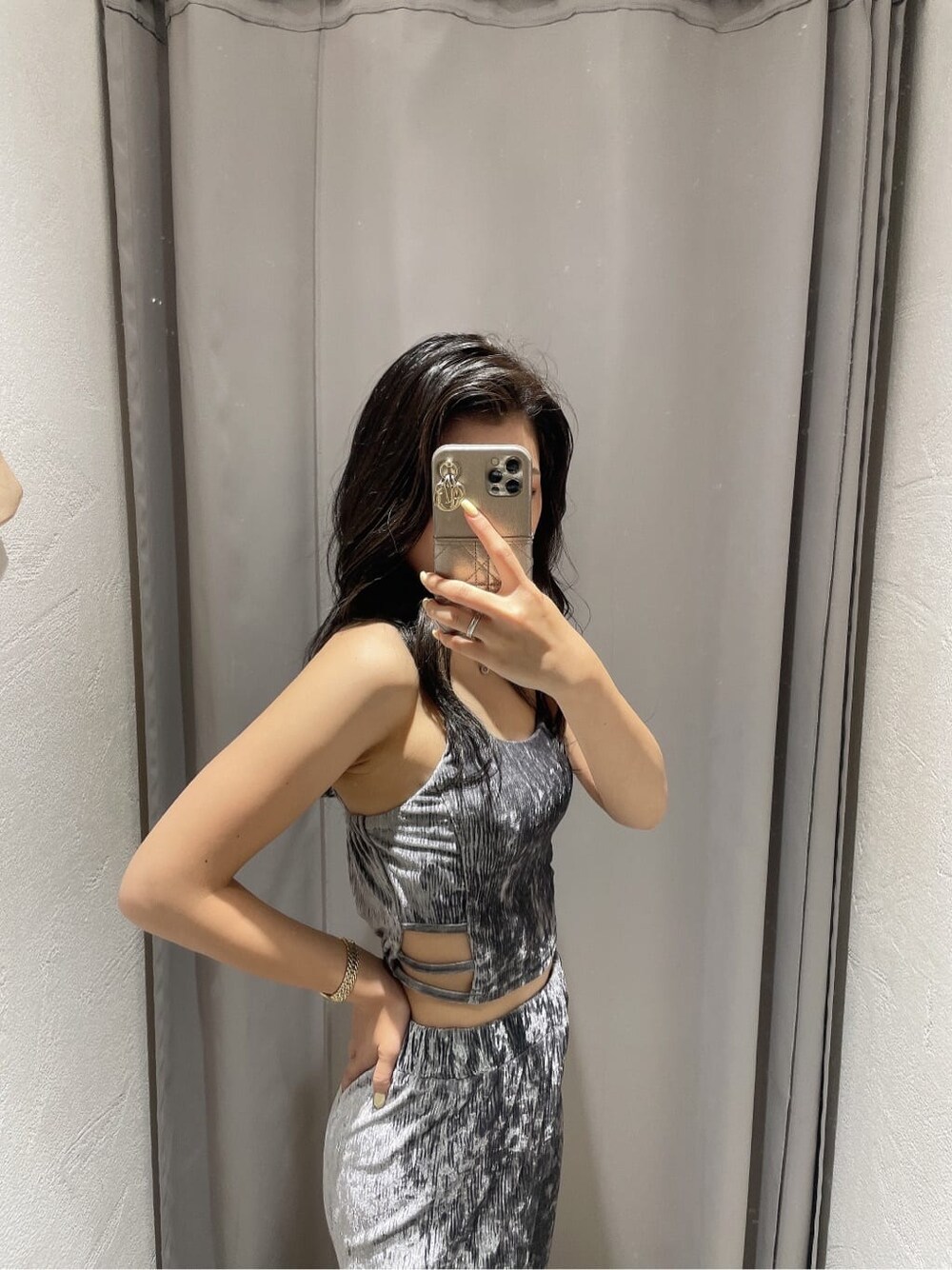 グレー系のその他パンツ、グレー系のキャミソールを着用したレディースの夏コーディネートの5枚目の写真