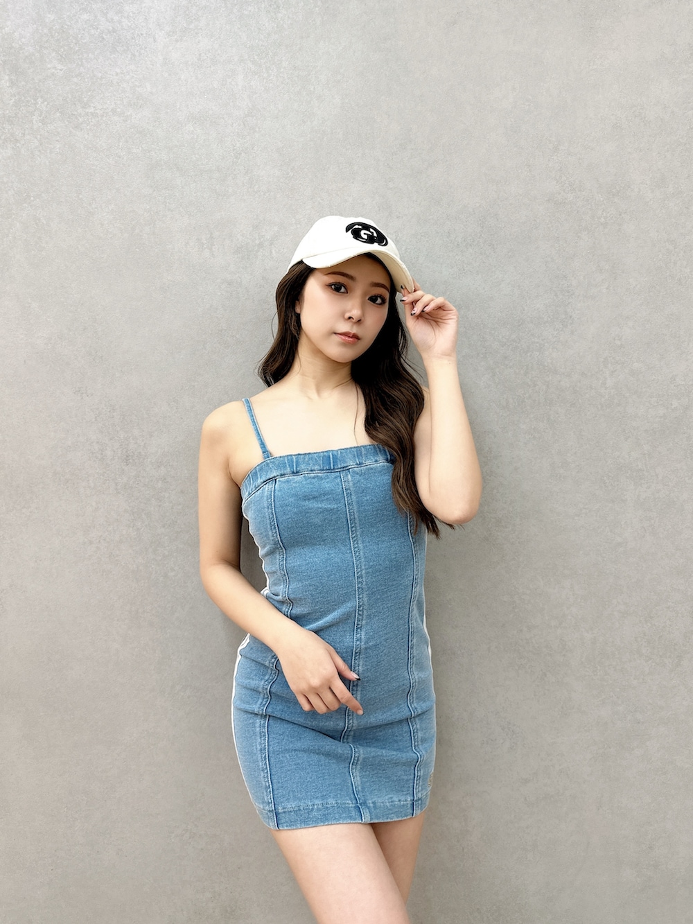 ホワイト系のスニーカー、ブルー系のワンピース、ホワイト系のソックス/靴下を着用したレディースの春コーディネートの5枚目の写真