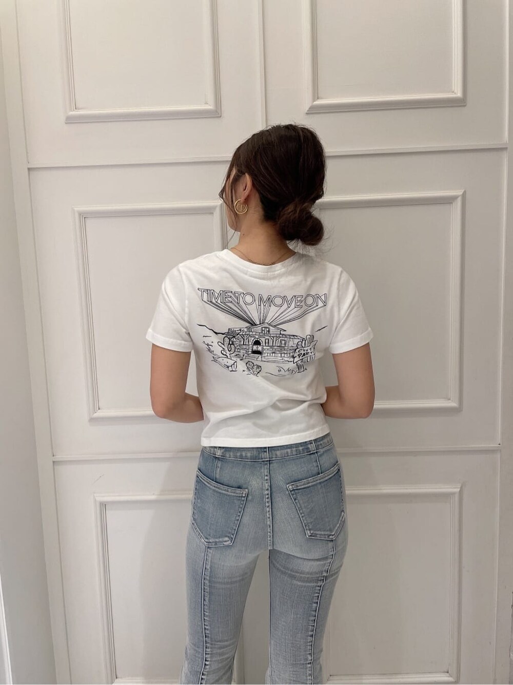 その他のサンダル、ホワイト系のTシャツ/カットソー、ブルー系のデニムパンツを着用したレディースの夏コーディネートの6枚目の写真