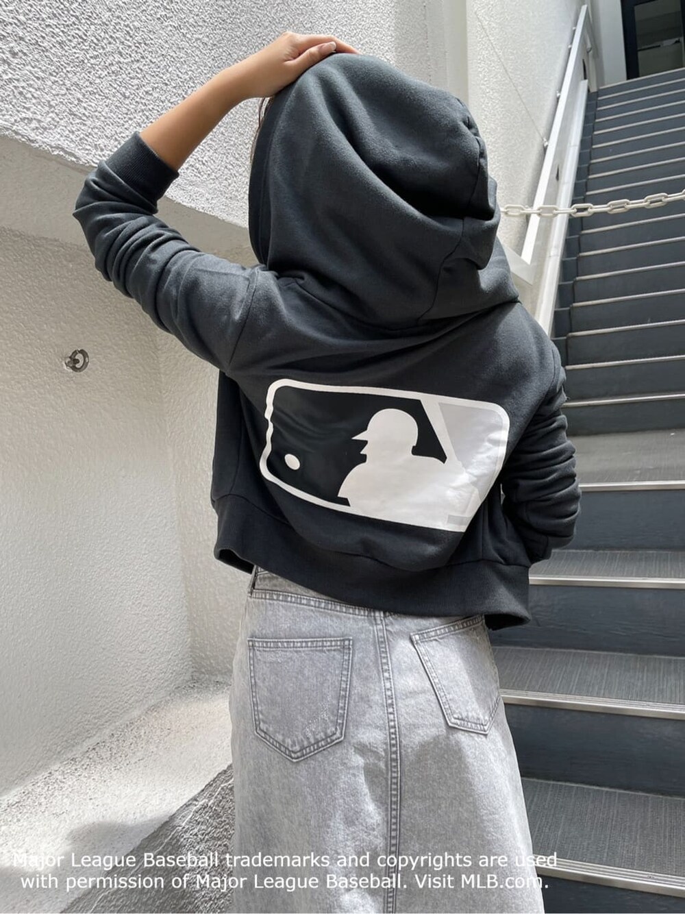 ホワイト系のパンプス、グレー系のデニムスカート、グレー系のパーカーを着用したレディースの夏コーディネートの6枚目の写真