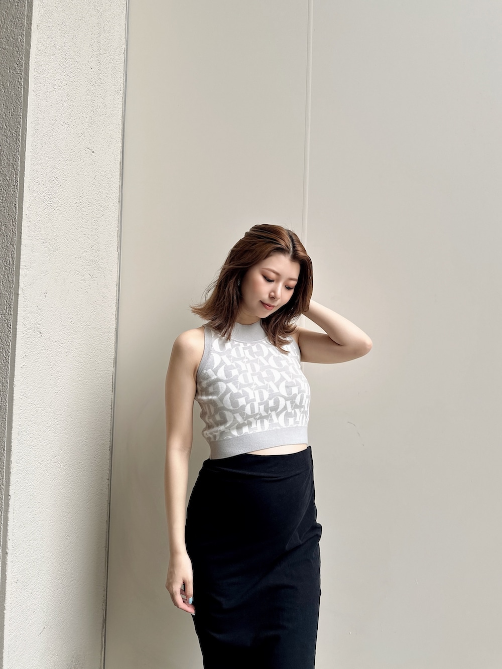 ホワイト系のニット/セーターを着用したレディースの夏コーディネートの2枚目の写真