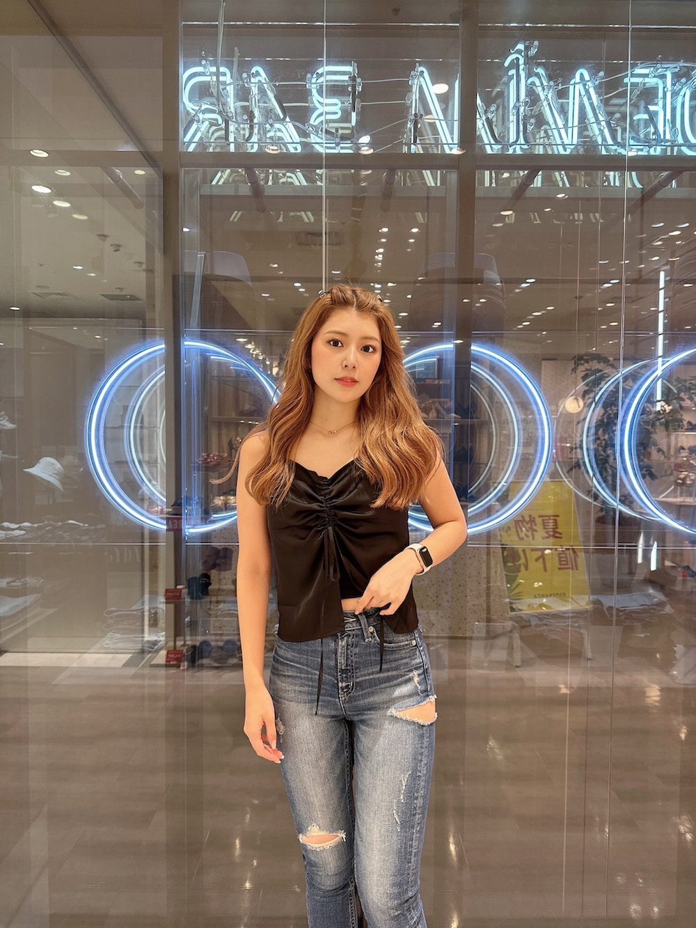 ブルー系のデニムパンツ、ブラック系のサンダル、ブラック系のキャミソールを着用したレディースの夏コーディネートの4枚目の写真