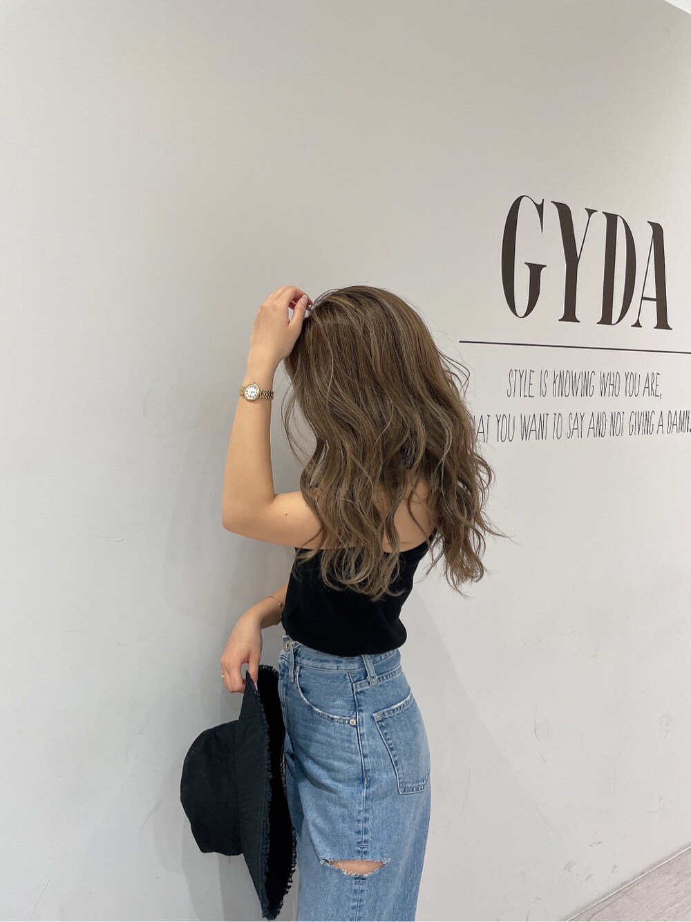 ブラック系のニット/セーターを着用したレディースの春コーディネートの3枚目の写真