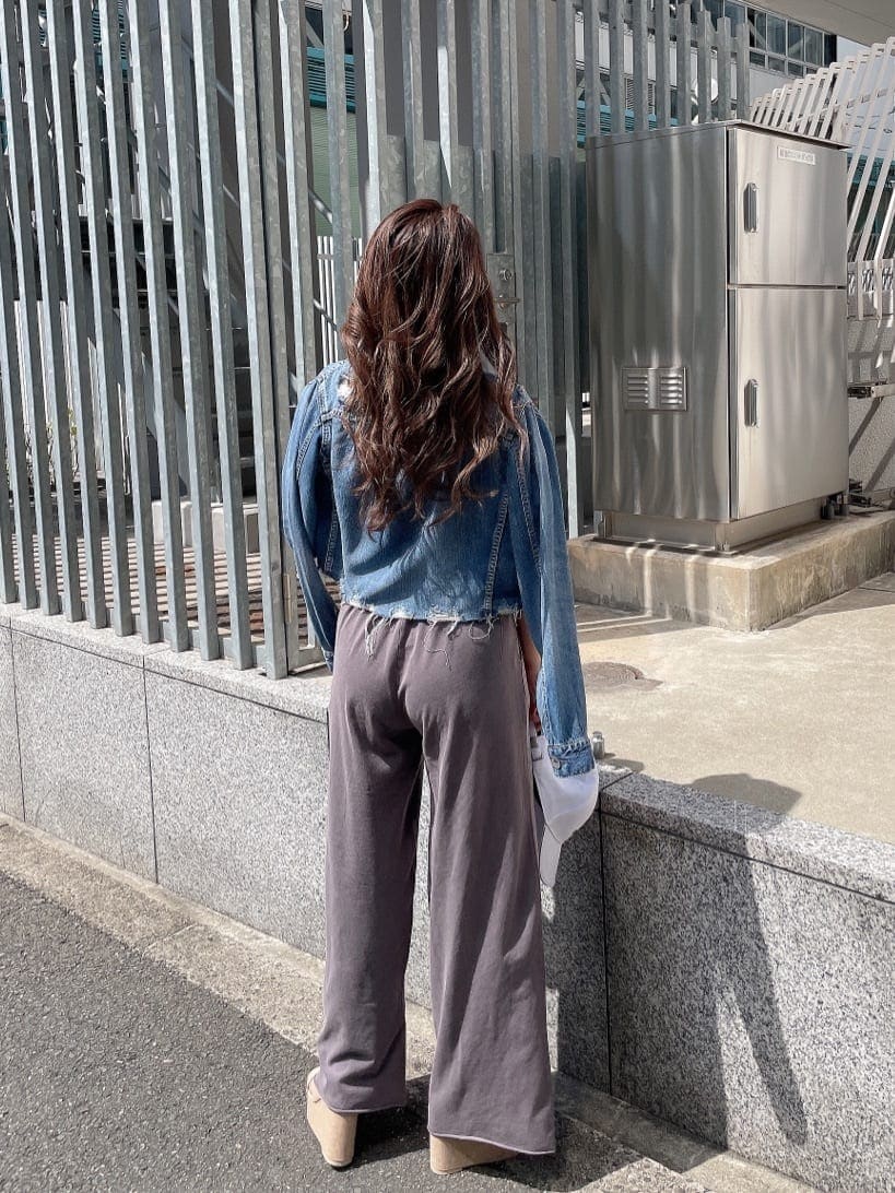 ブルー系のデニムジャケット、グレー系のその他パンツ、ホワイト系のTシャツ/カットソーを着用したレディースの春コーディネートの3枚目の写真
