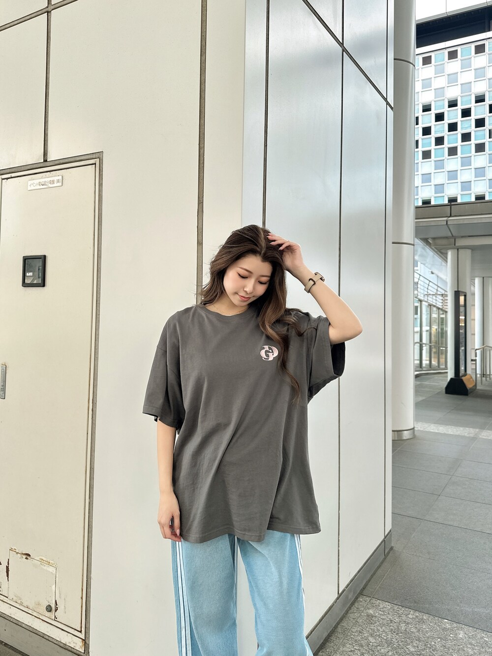 ブラック系のTシャツ/カットソー、ブルー系のその他パンツを着用したレディースの春コーディネートの4枚目の写真