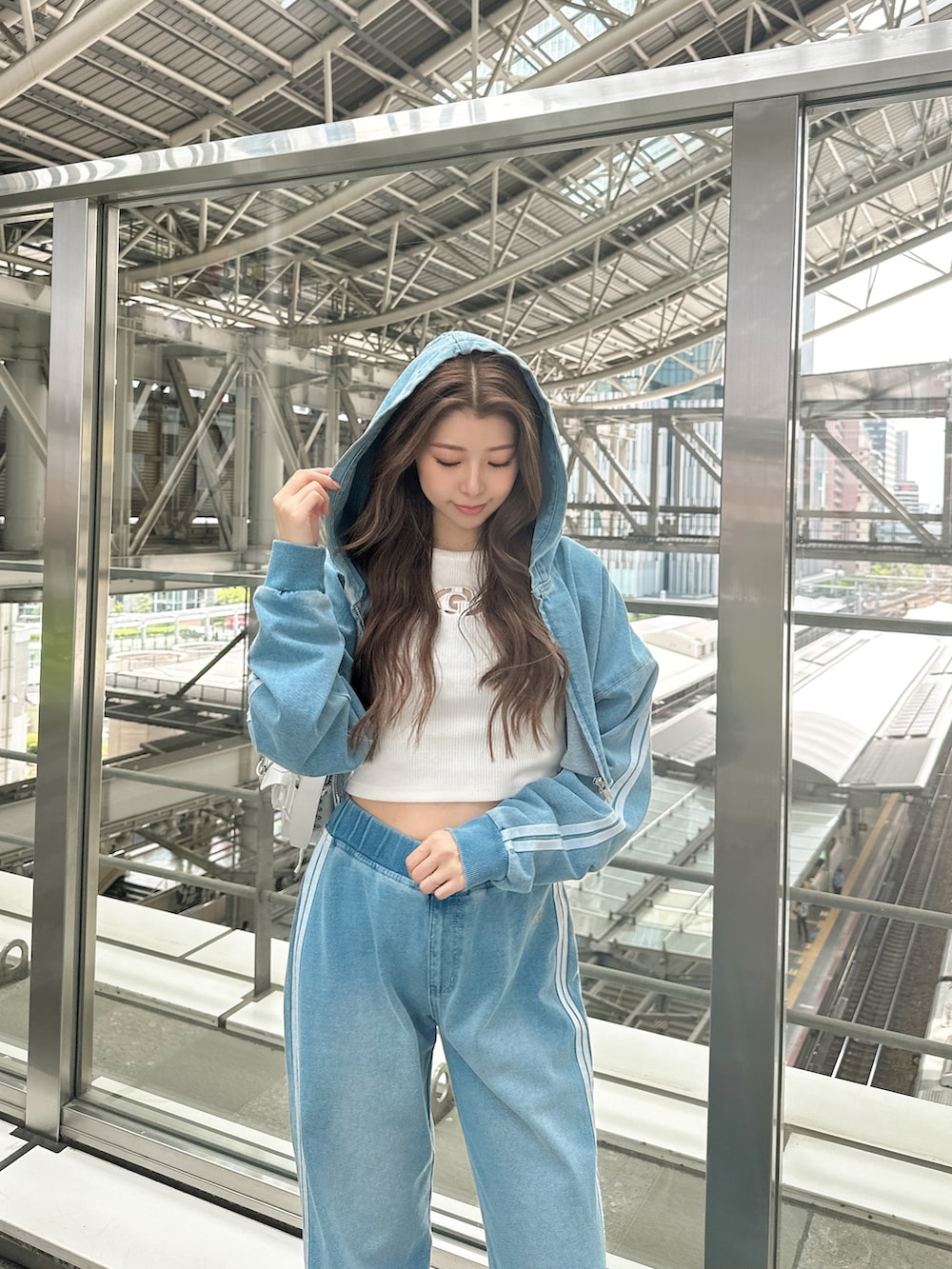 ブルー系のその他パンツ、ホワイト系のTシャツ/カットソー、ブルー系のブルゾンを着用したレディースの春コーディネートの5枚目の写真