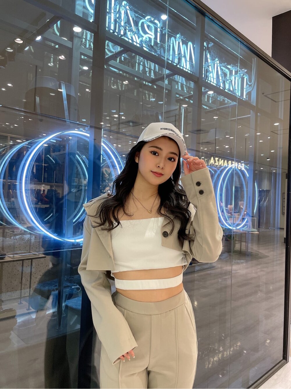 ホワイト系のパンプス、ベージュ系のテーラードジャケット、ベージュ系のその他パンツを着用したレディースの春コーディネートの6枚目の写真