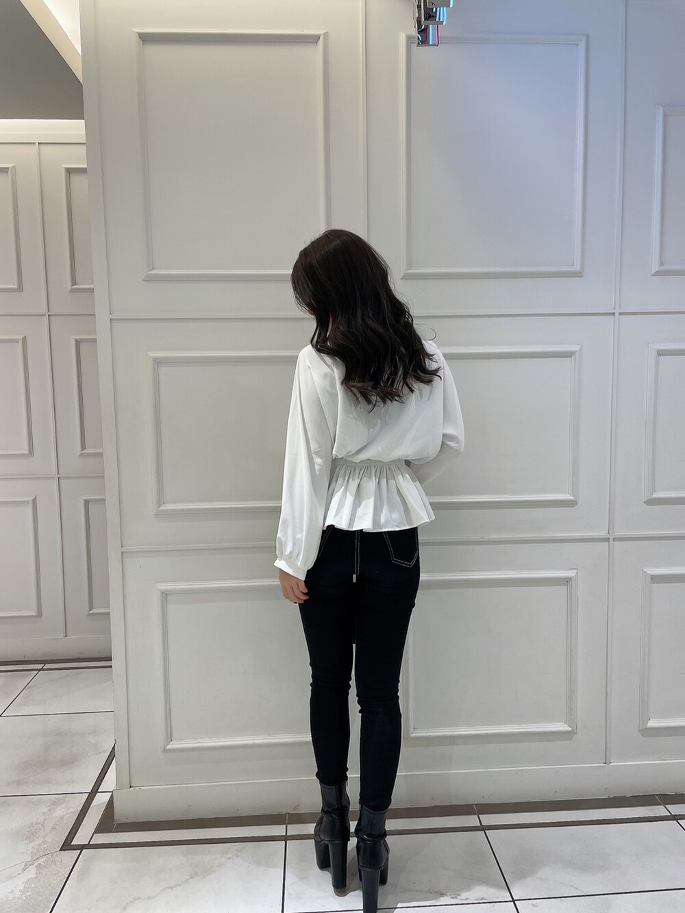 ホワイト系のシャツ/ブラウス、ブラック系のデニムパンツ、ホワイト系のハンドバッグを着用したレディースの冬コーディネートの4枚目の写真