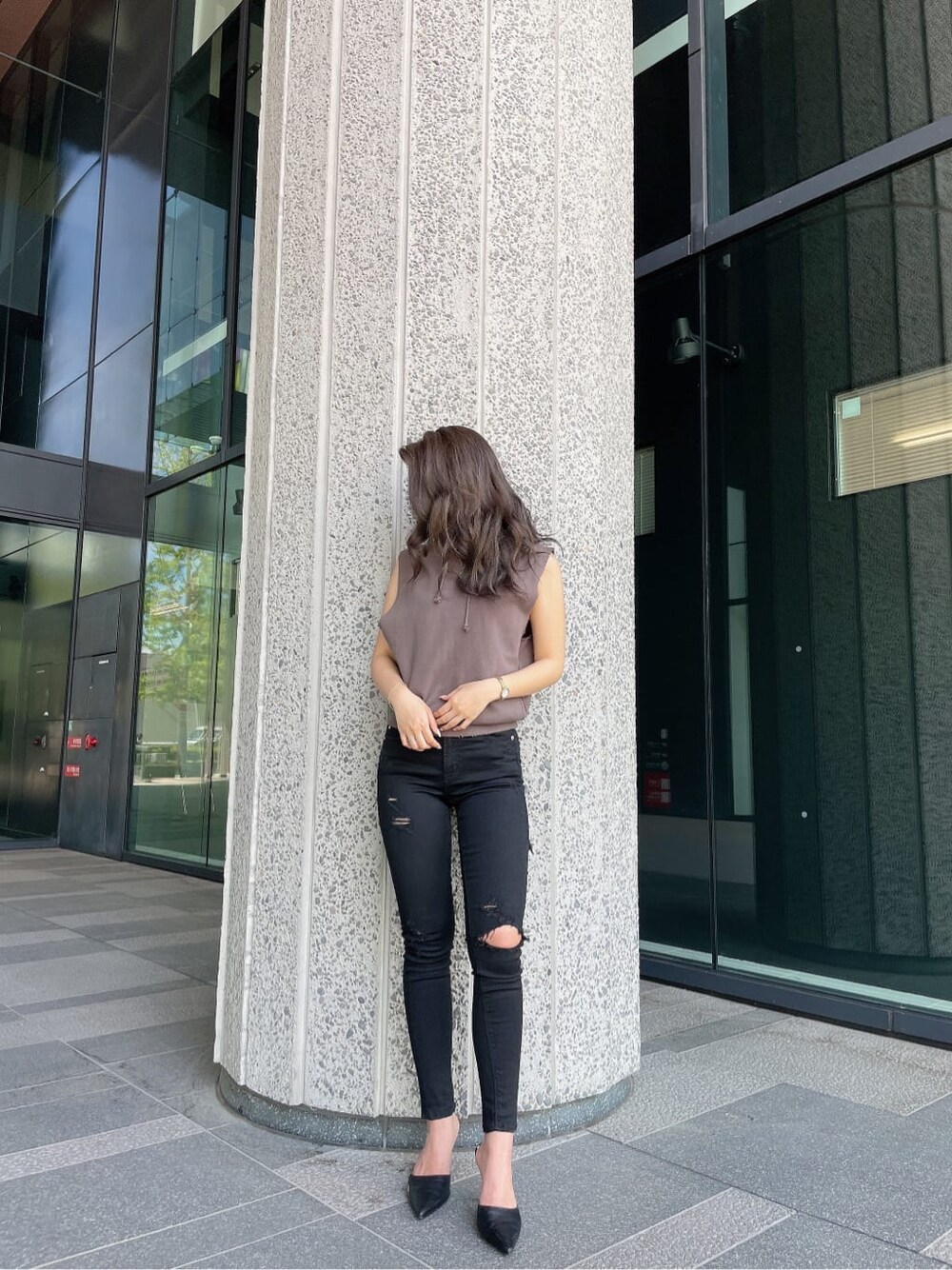 ブラック系のチノパンツ、グレー系のTシャツ/カットソーを着用したレディースの夏コーディネートの2枚目の写真