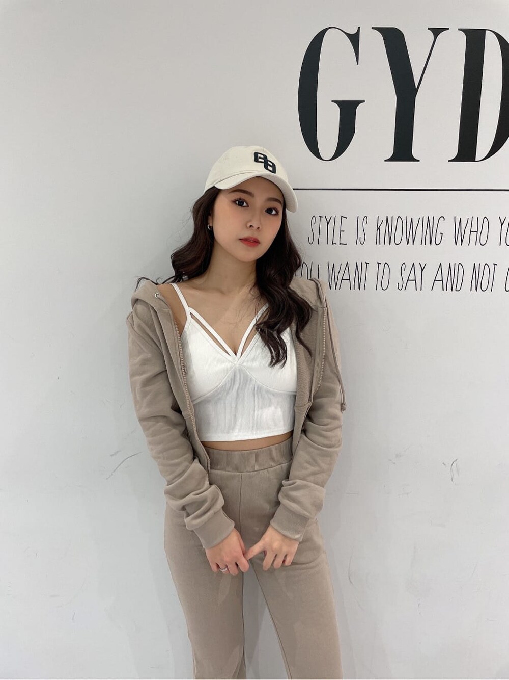 ホワイト系のパンプス、ベージュ系のその他パンツ、ベージュ系のパーカーを着用したレディースの冬コーディネートの6枚目の写真