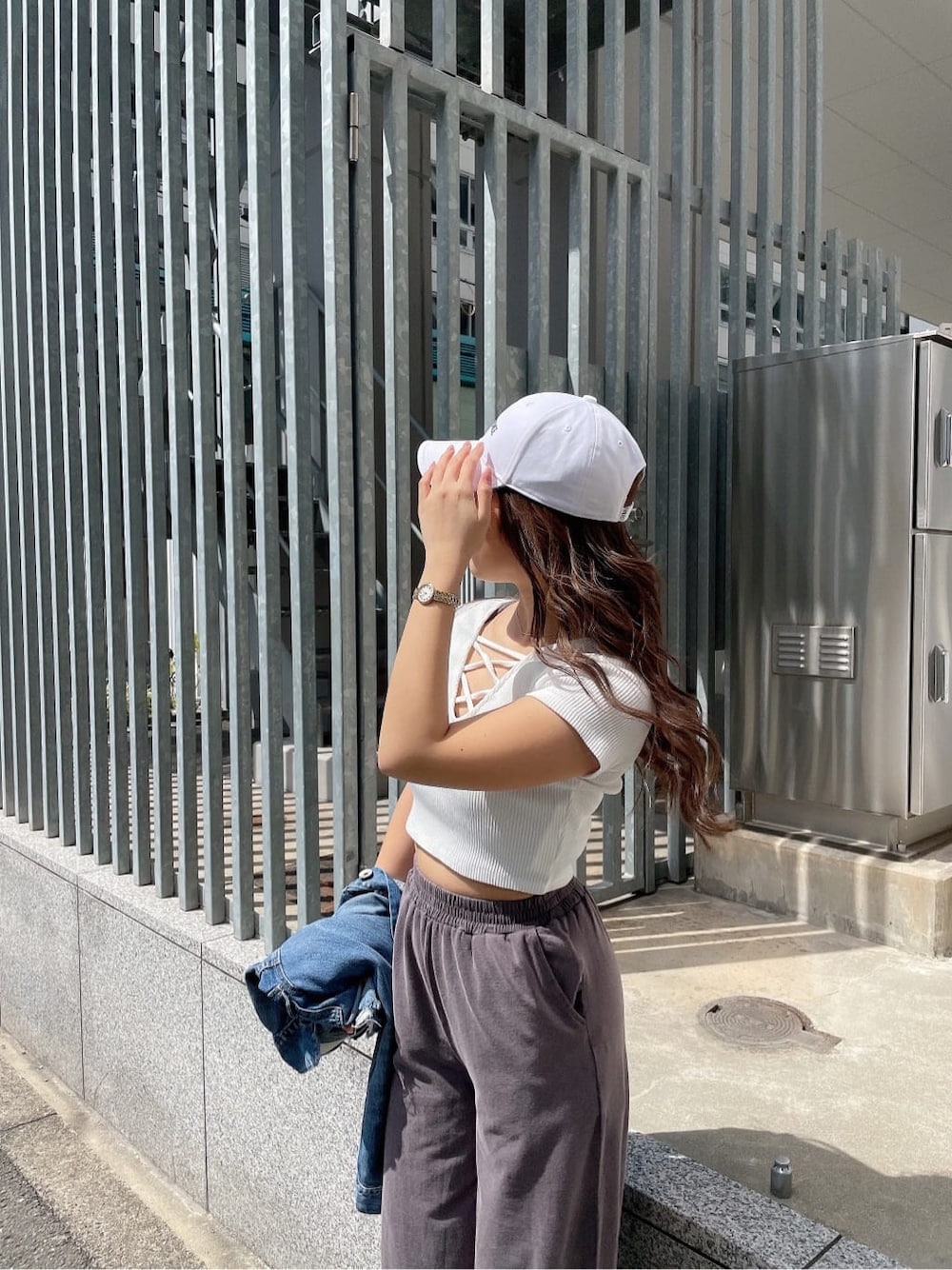 ブルー系のデニムジャケット、グレー系のその他パンツ、ホワイト系のTシャツ/カットソーを着用したレディースの春コーディネートの7枚目の写真