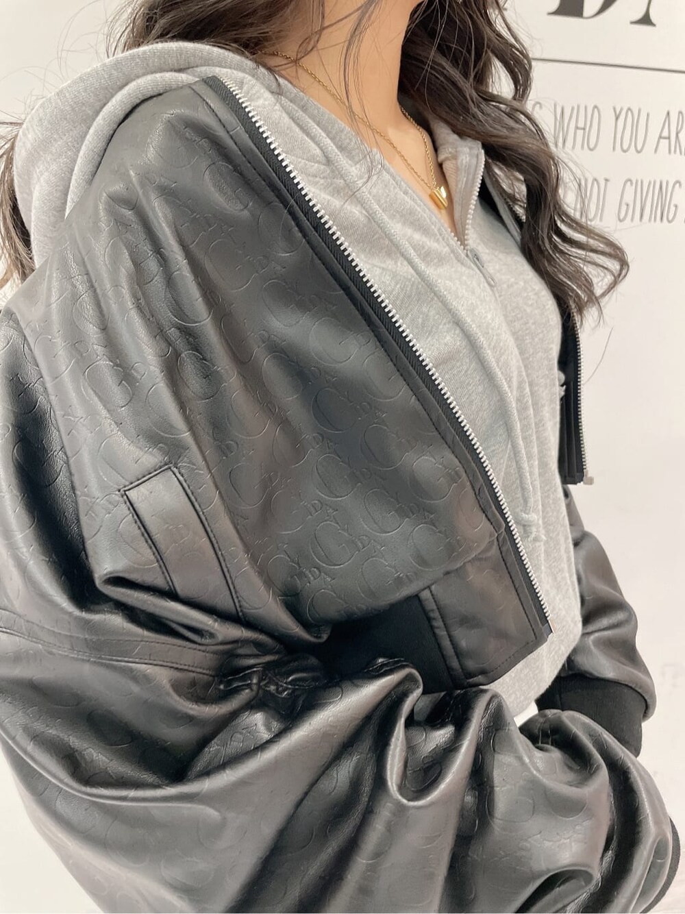 ブラック系のブーツ、グレー系のワンピース、ブラック系のブルゾンを着用したレディースの冬コーディネートの7枚目の写真