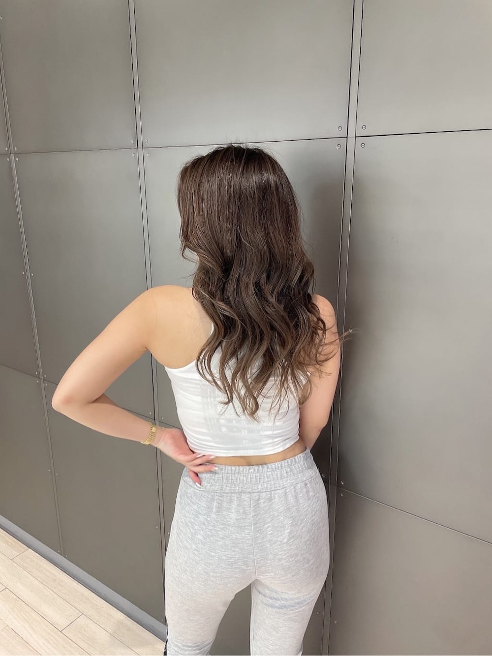 ブラック系のパンプス、グレー系のその他パンツ、ホワイト系のチューブトップを着用したレディースの春コーディネートの5枚目の写真