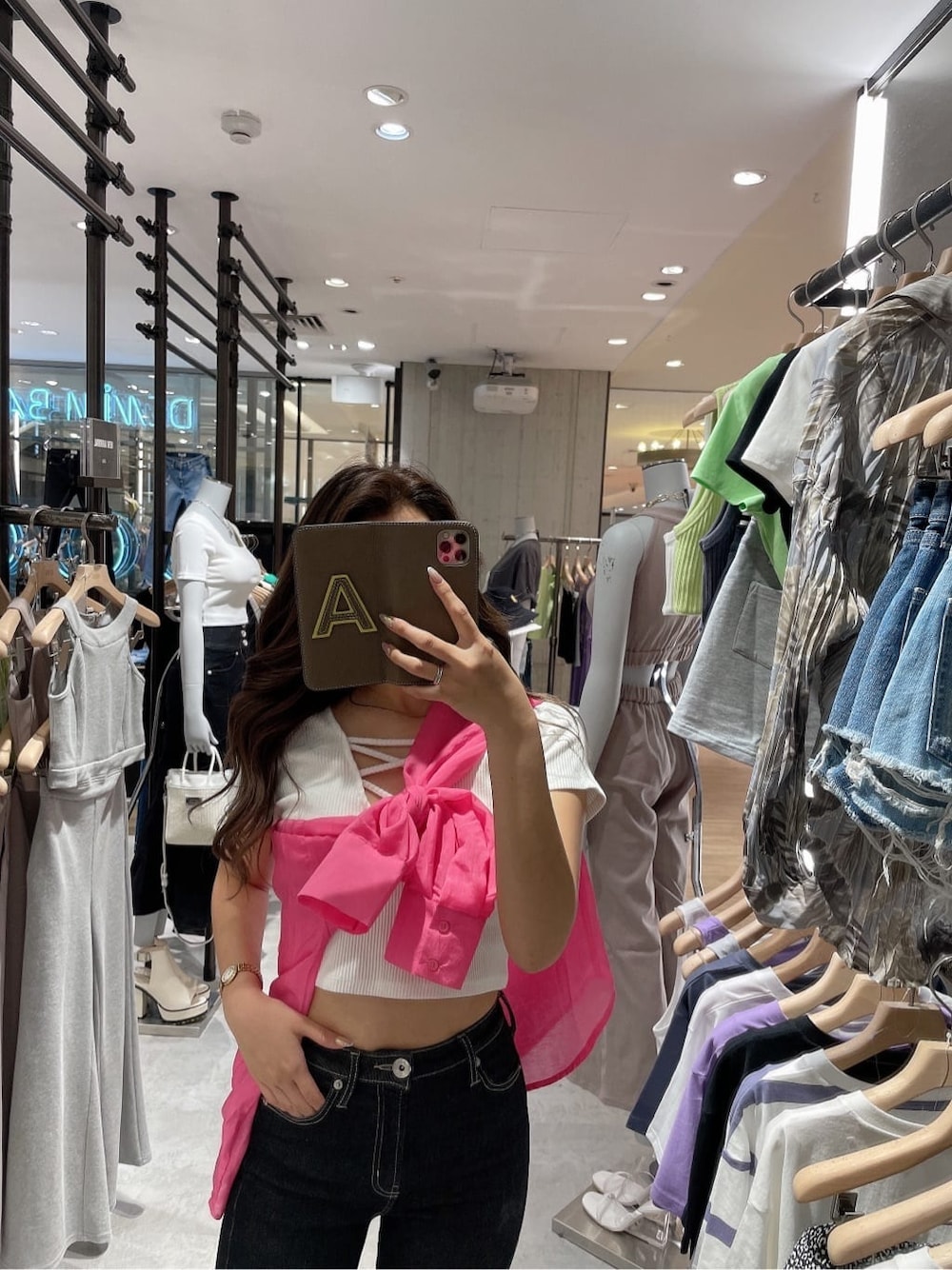 ブラック系のデニムパンツ、ホワイト系のサンダル、ホワイト系のTシャツ/カットソーを着用したレディースの夏コーディネートの4枚目の写真