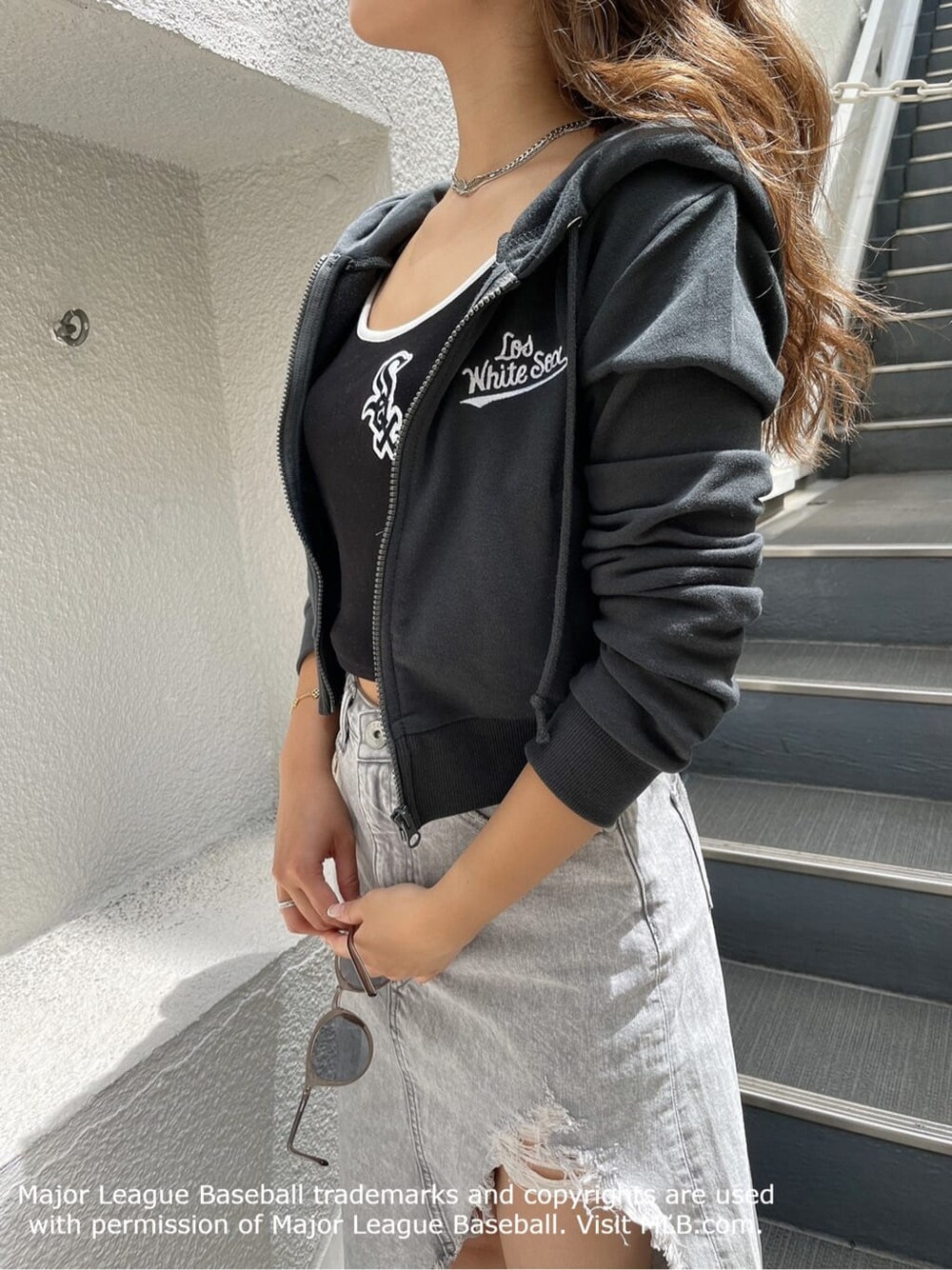 ホワイト系のパンプス、グレー系のデニムスカート、グレー系のパーカーを着用したレディースの夏コーディネートの5枚目の写真