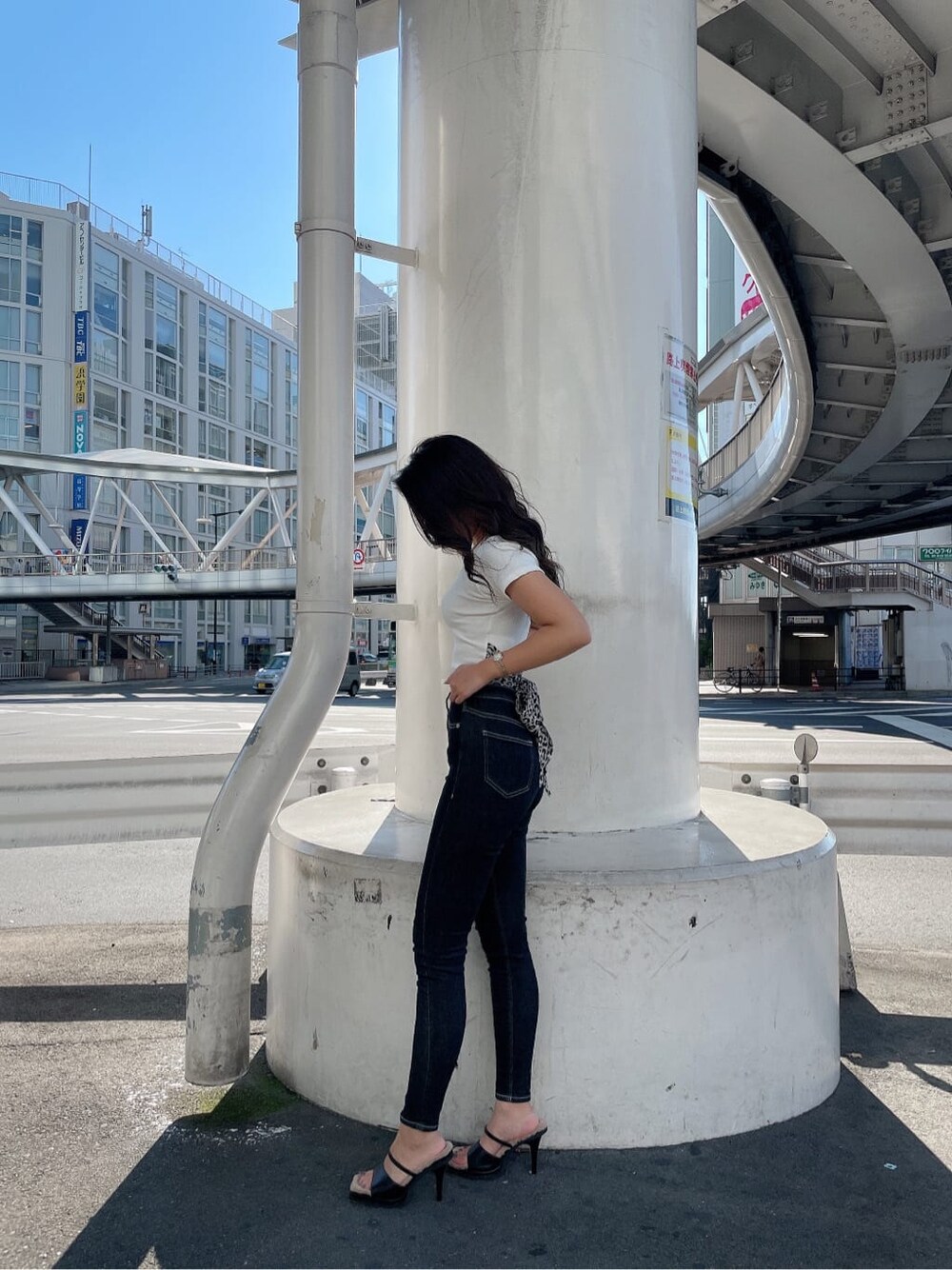 ブラック系のサンダル、ホワイト系のTシャツ/カットソー、ブラック系のデニムパンツを着用したレディースの夏コーディネートの4枚目の写真