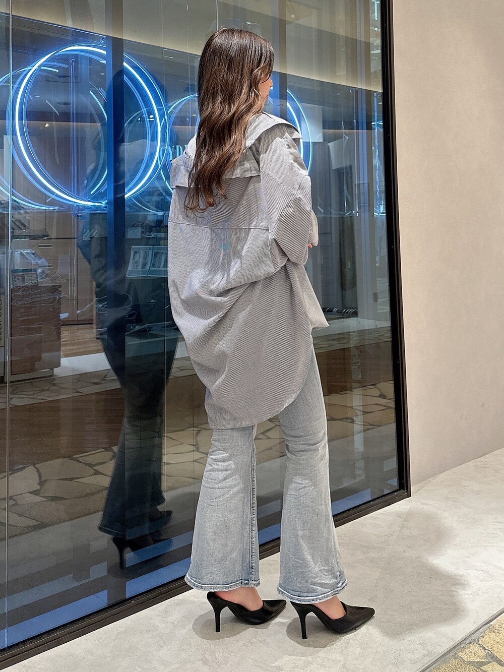 ブルー系のシャツ/ブラウス、ホワイト系のTシャツ/カットソー、ブルー系のデニムパンツを着用したレディースの春コーディネートの2枚目の写真