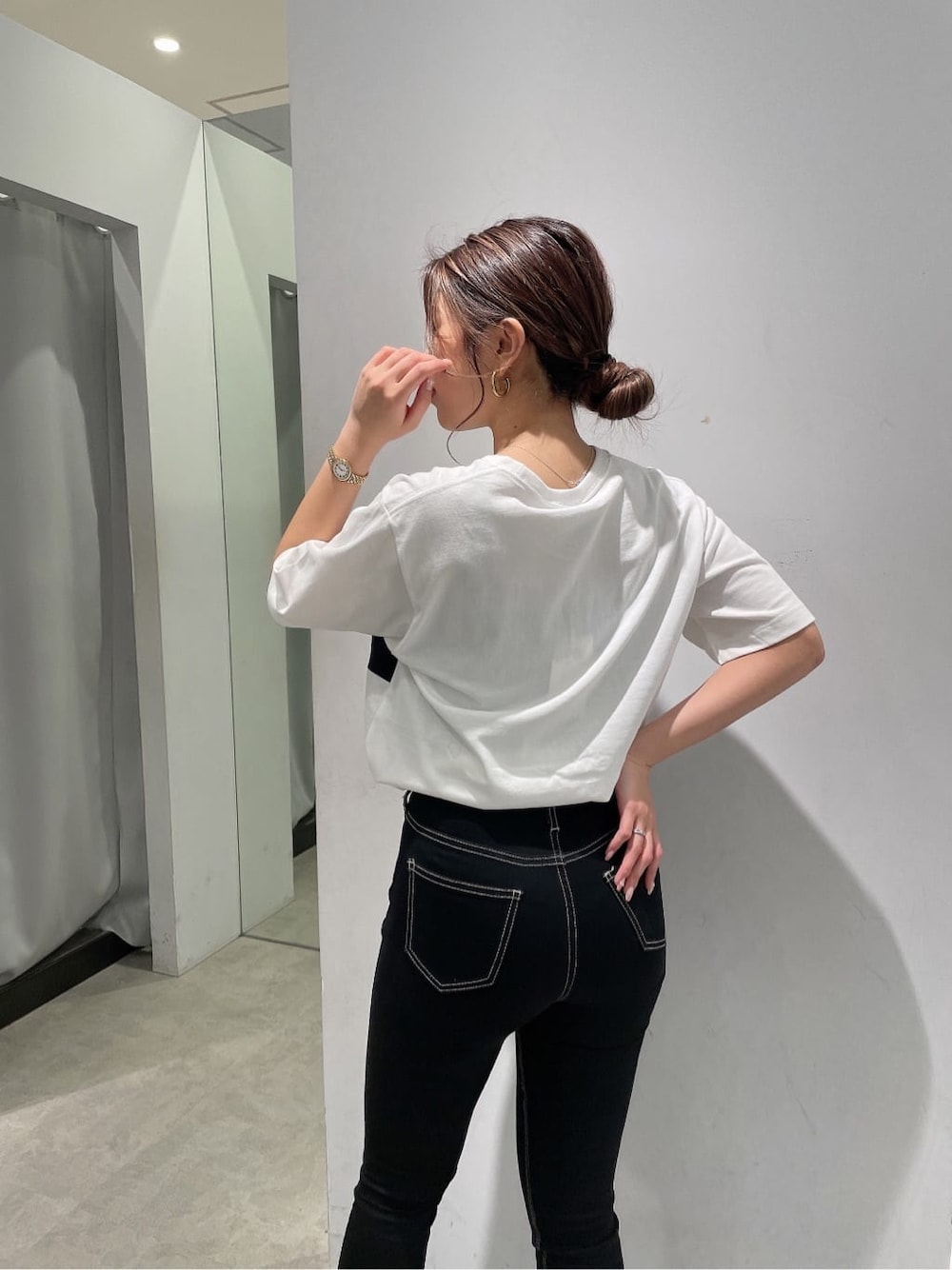 ブラック系のデニムパンツ、その他のサンダル、ホワイト系のTシャツ/カットソーを着用したレディースの春コーディネートの6枚目の写真