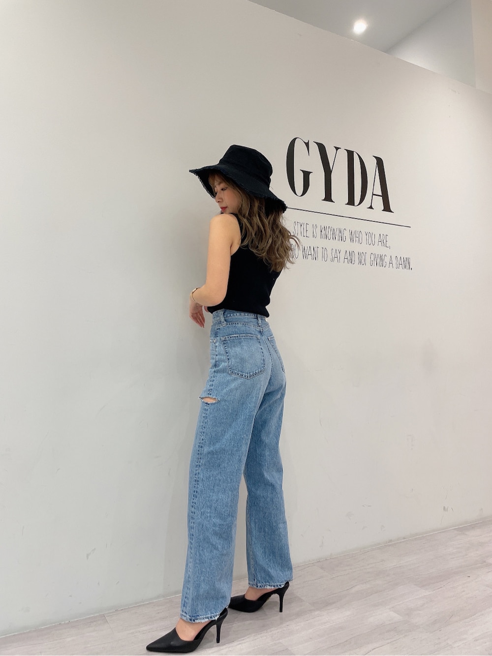 ブラック系のパンプス、ブラック系のニット/セーター、ブラック系のその他雑貨を着用したレディースの春コーディネートの3枚目の写真