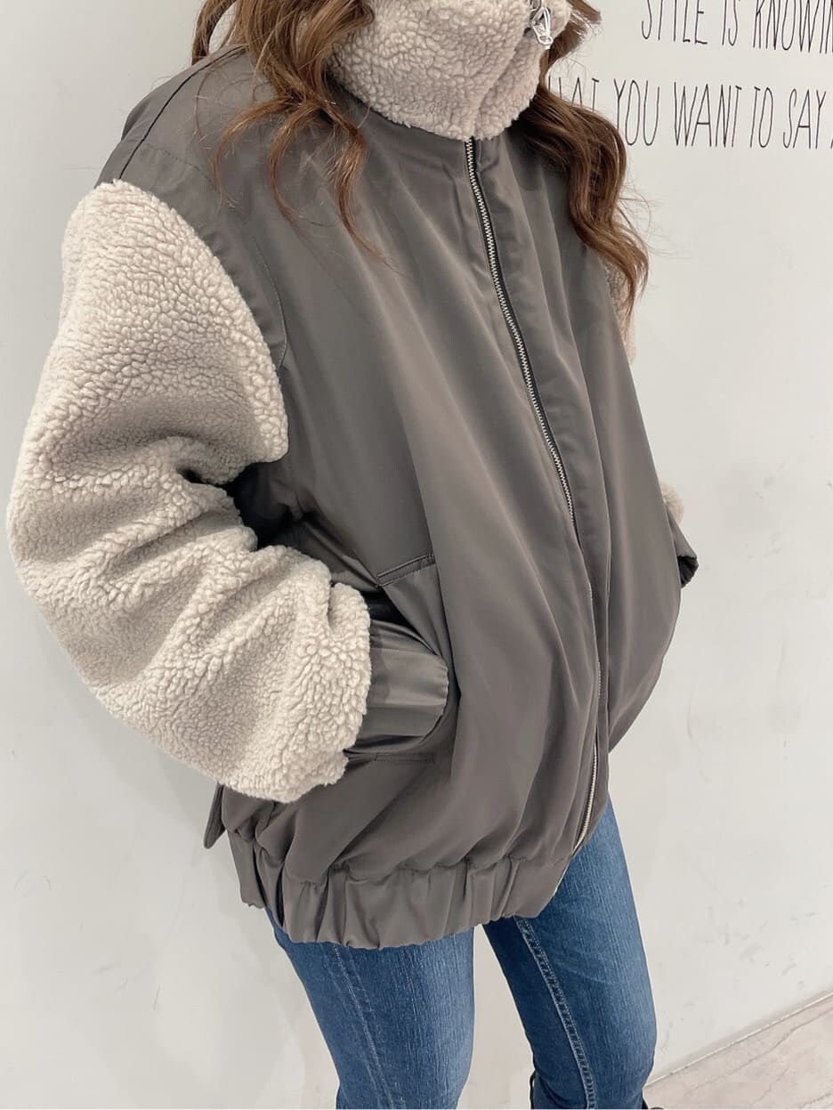 ブラック系のバックパック/リュック、ブラック系のブーツ、ブルー系のデニムパンツを着用したレディースの秋コーディネートの6枚目の写真