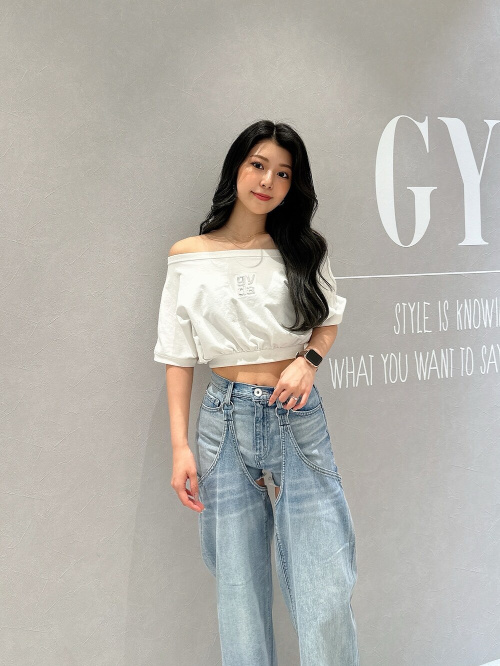 ホワイト系のサンダル、ホワイト系のTシャツ/カットソー、ブルー系のデニムパンツを着用したレディースの夏コーディネートの6枚目の写真