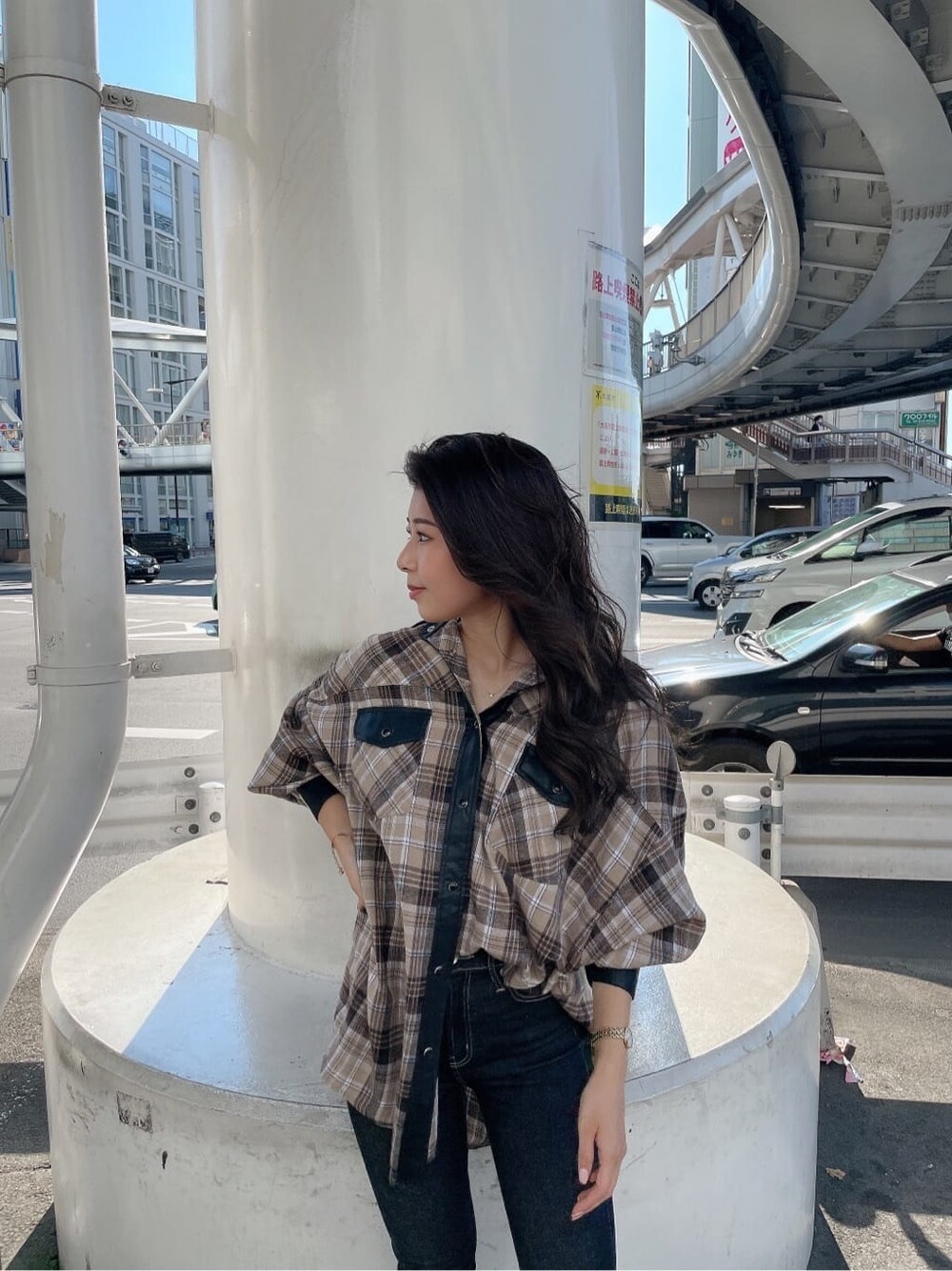 ベージュ系のシャツ/ブラウス、ブラック系のサンダル、ホワイト系のTシャツ/カットソーを着用したレディースの夏コーディネートの3枚目の写真